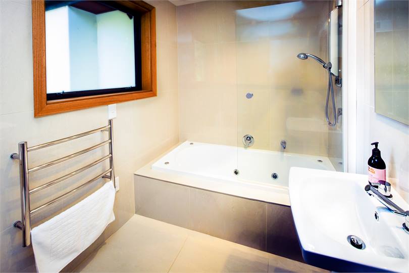 Main bathroom w spa bath 