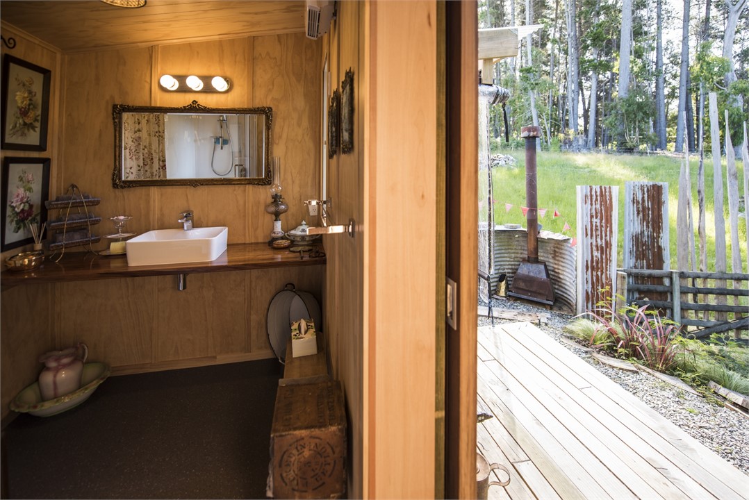 Kissing Gate - 2 person shower in bathroom