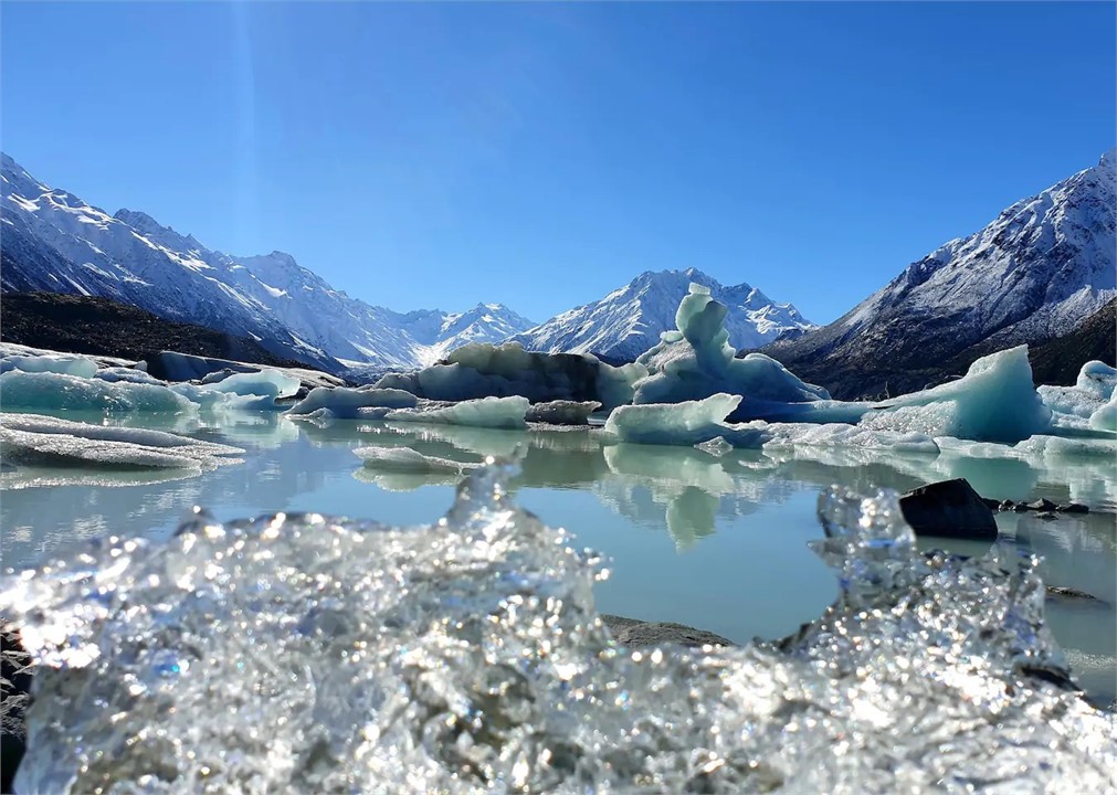 Icebergs on the lake, 45 minute drive to Aoraki, M