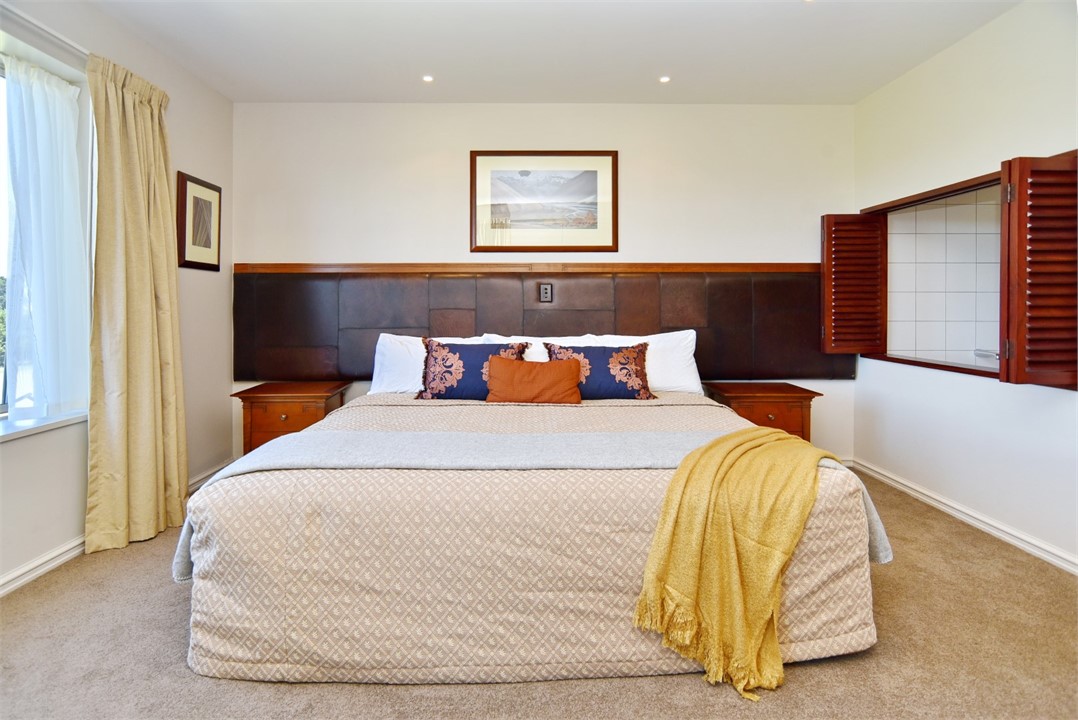 Super king bed with ensuite spa bathroom