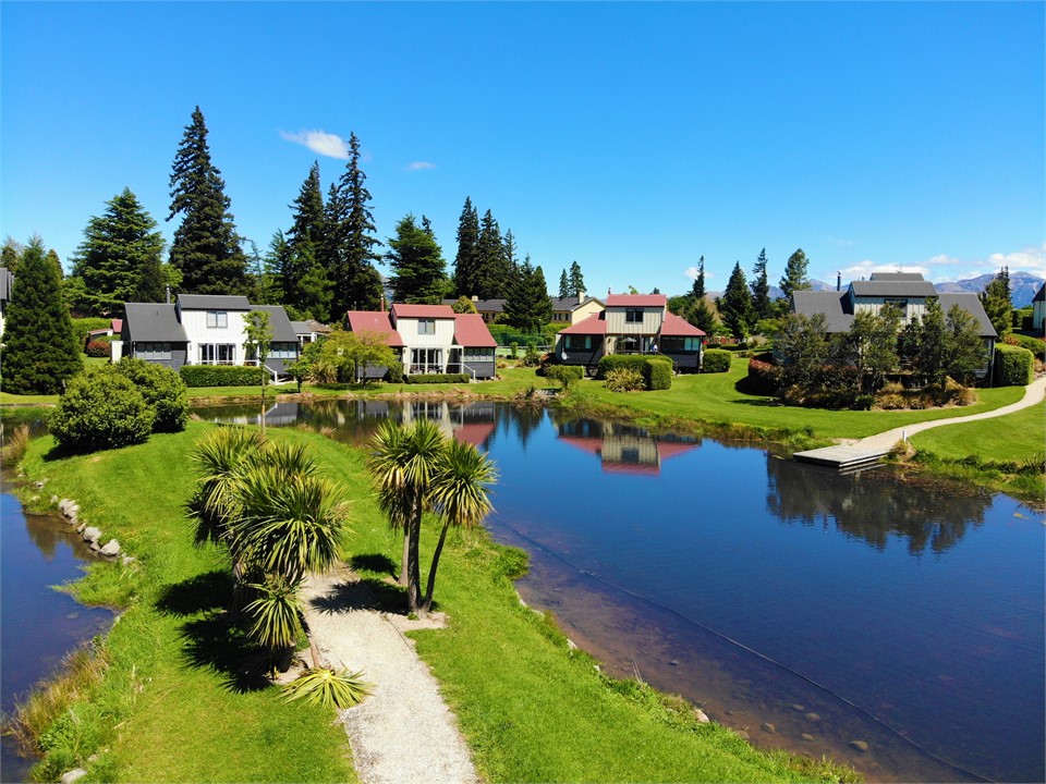 LOCATION, LOCATION, LOCATION! Lake Villa with central location Hanmer