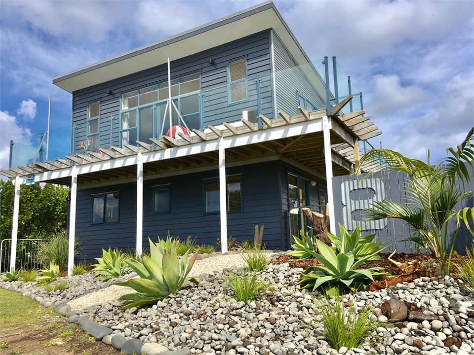 Oceans 8 (Bachcare) Mangawhai Heads Bach for rent Holiday Houses
