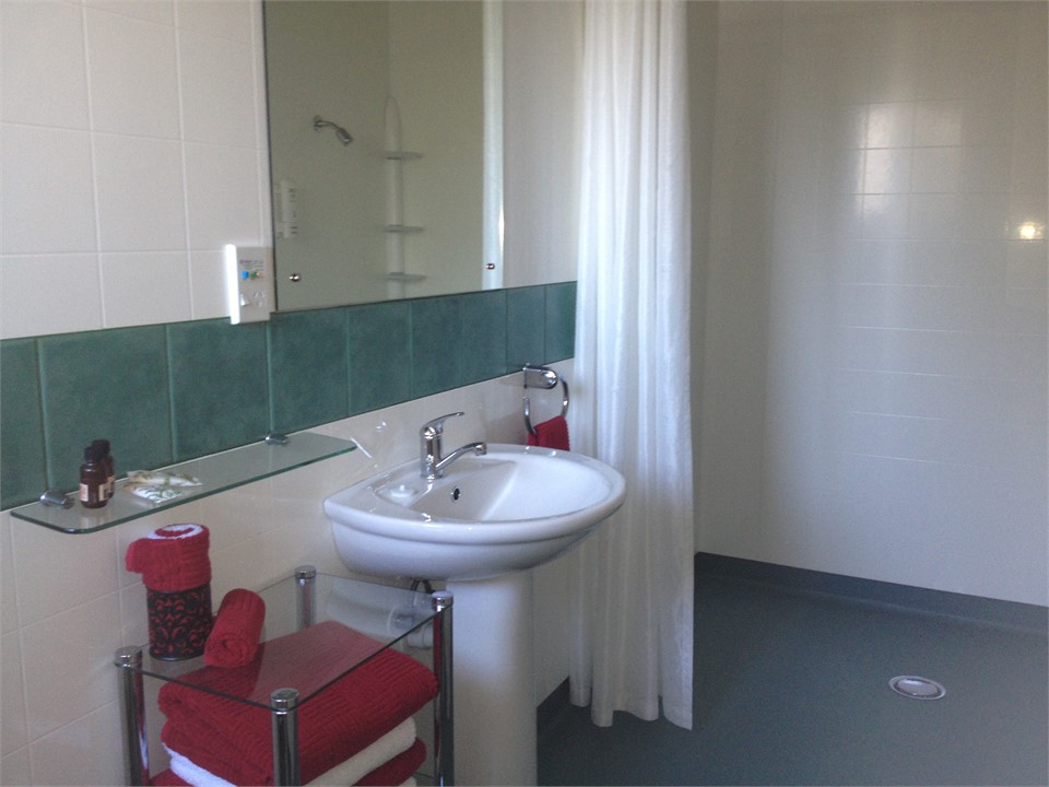 Queen Ensuite with wet floor shower