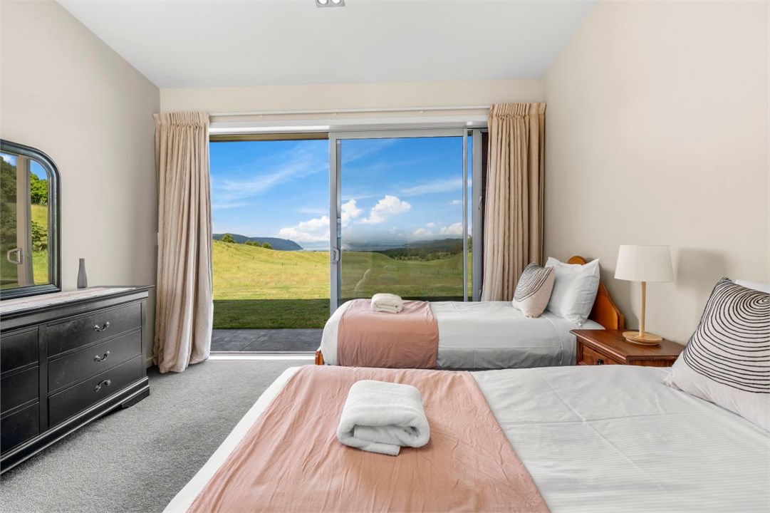 Bedroom 3 with 2 x single beds