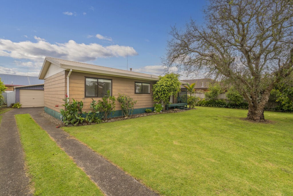 Hosts on the Coast Hibiscus House Whitianga for rent Holiday Houses