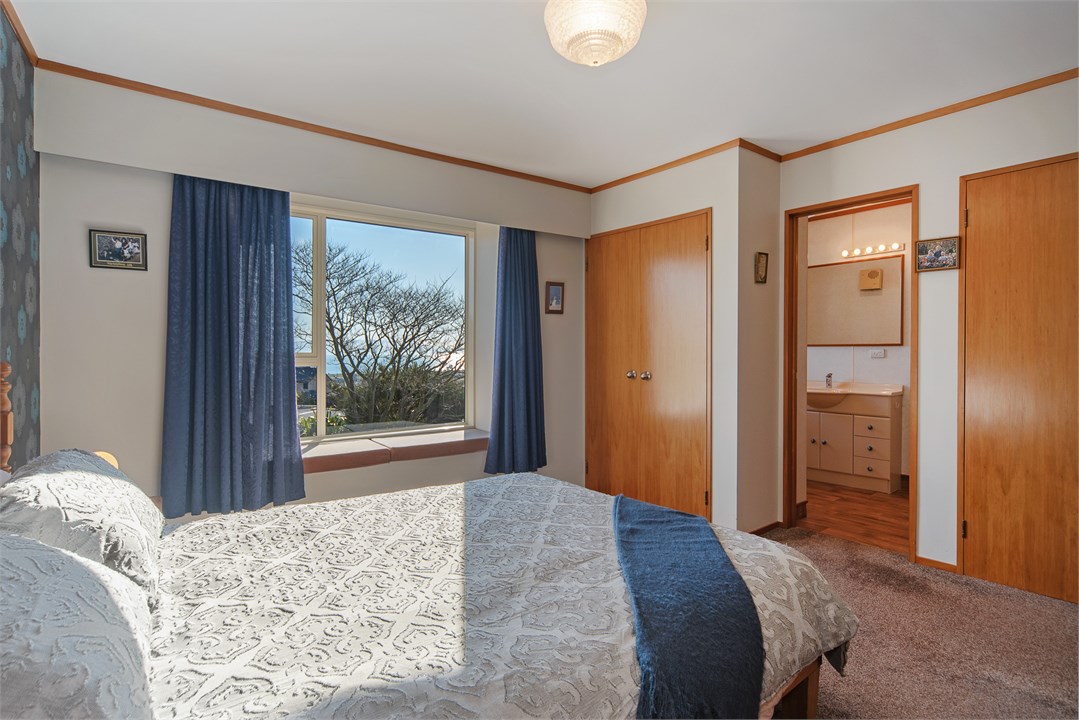 Master Bedroom with Queen Bed