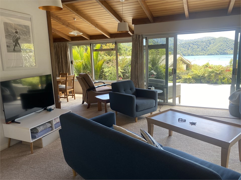 Open flow lounge dining area