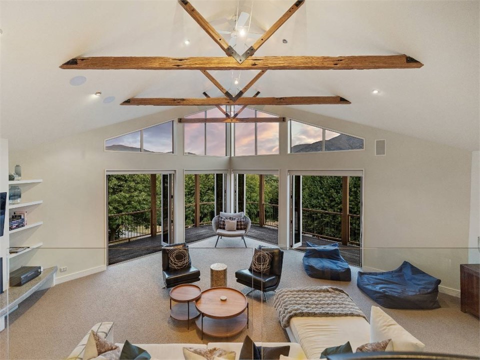 Pinnacle Villa Lounge with Mountain Views