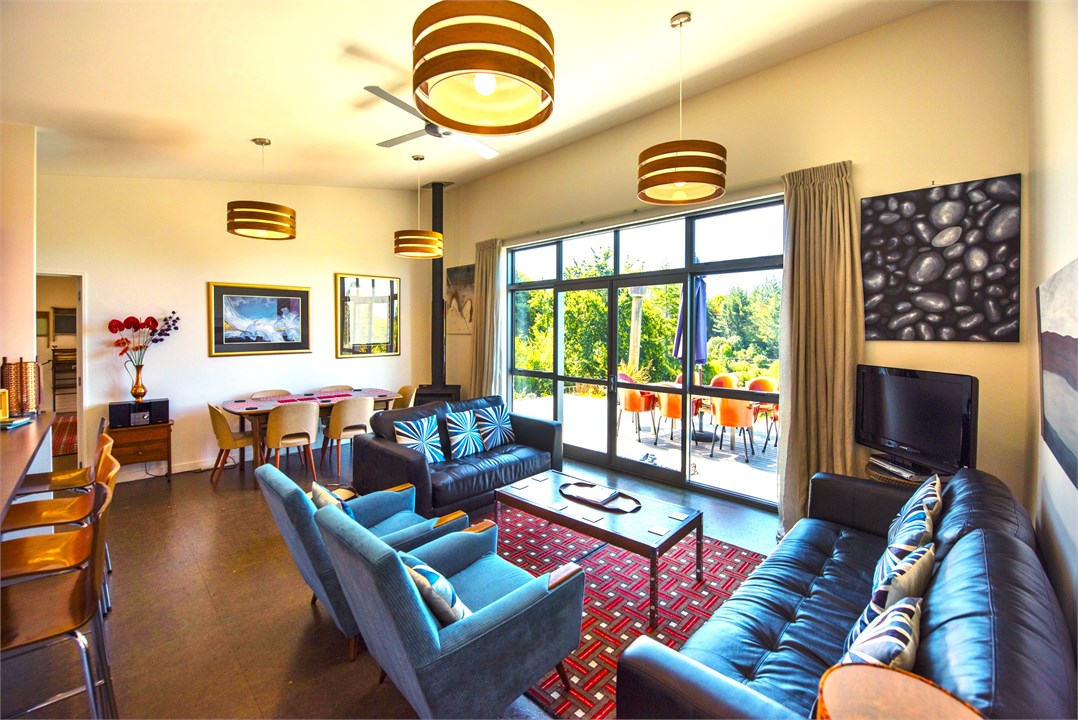 Modern, airy, artsy design