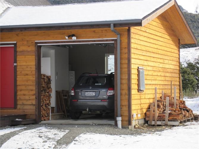 Garage for mountainbikes/skiis