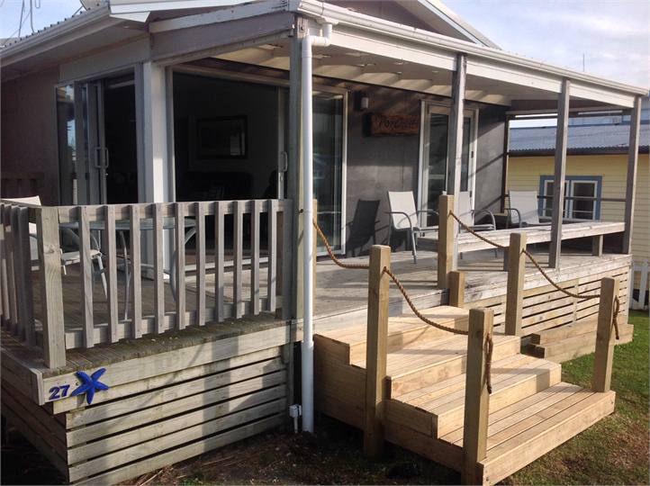 " Porched " Waihi Beach Holiday home ..Walk to the beach Waihi
