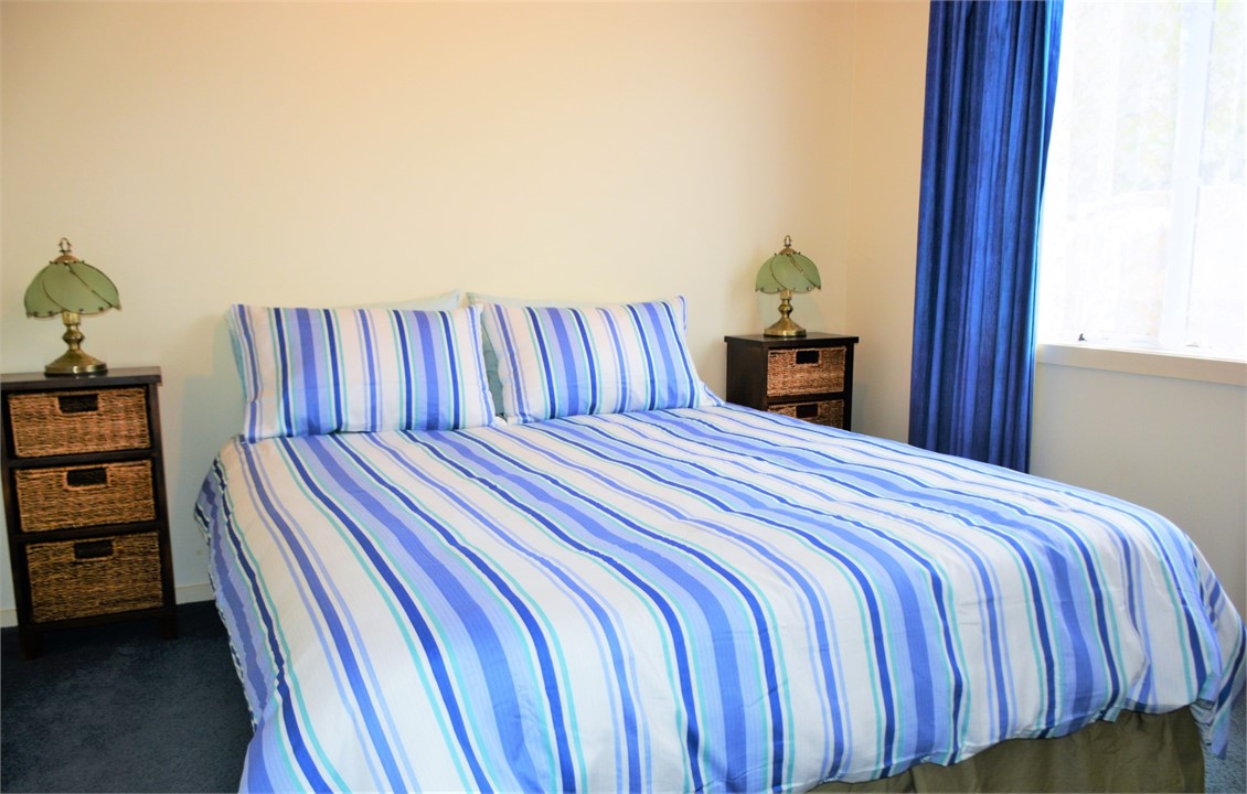 Bedroom with 1 Queen Bed