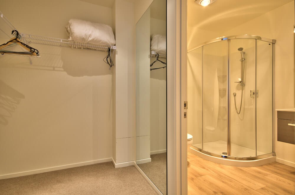 IMMACULATE DESIGNER ENSUITES 2 WALK IN WARDROBE