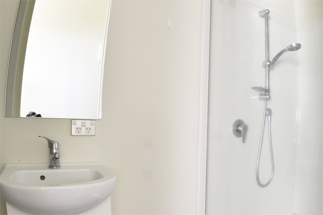 Days Bay Apartment Accommodation: Bathroom