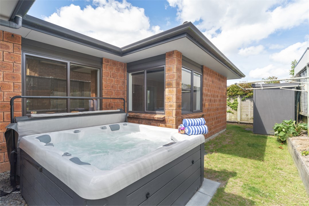 Spa pool & private backyard