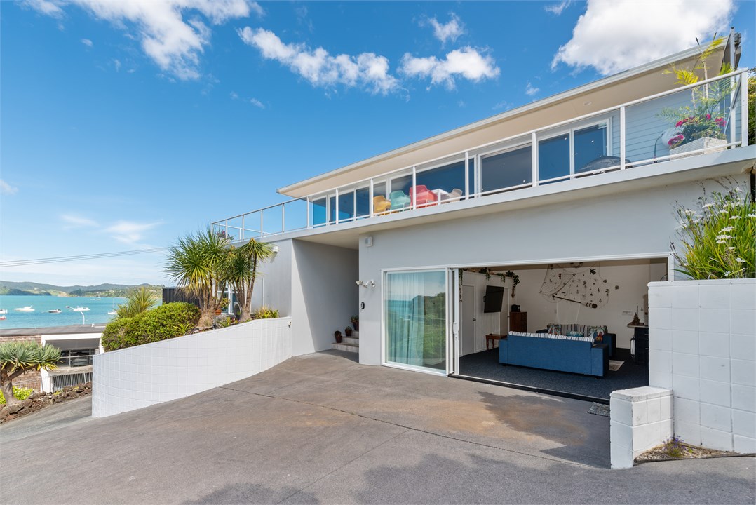 Looking into rumpus from driveway