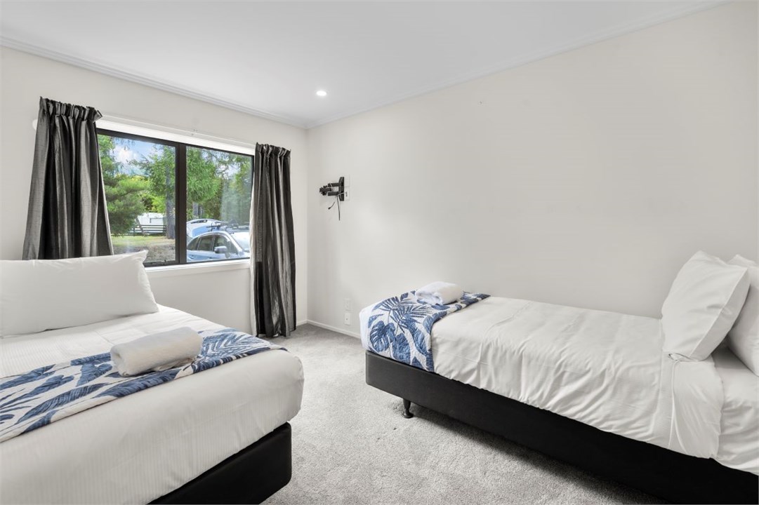 Bedroom 3 with 2 x single beds