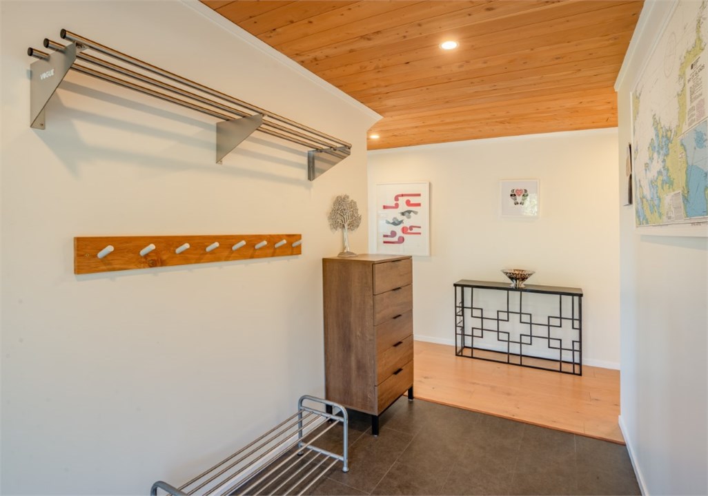 Entrance with guest toilet