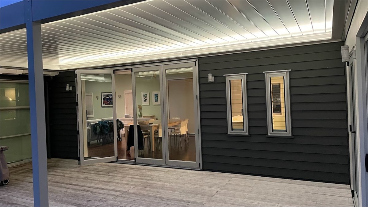 Main deck with louvre roof