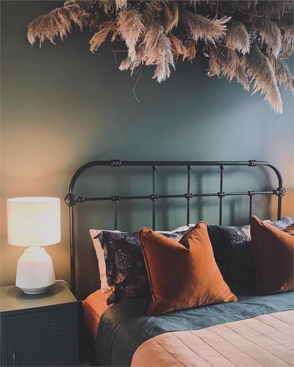 Bedroom has a Queen Bed