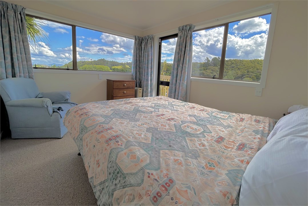 Bedroom 5 - Queen bed with access to wrap around d