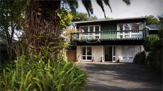 Apartment below House Bedroom first floor deck