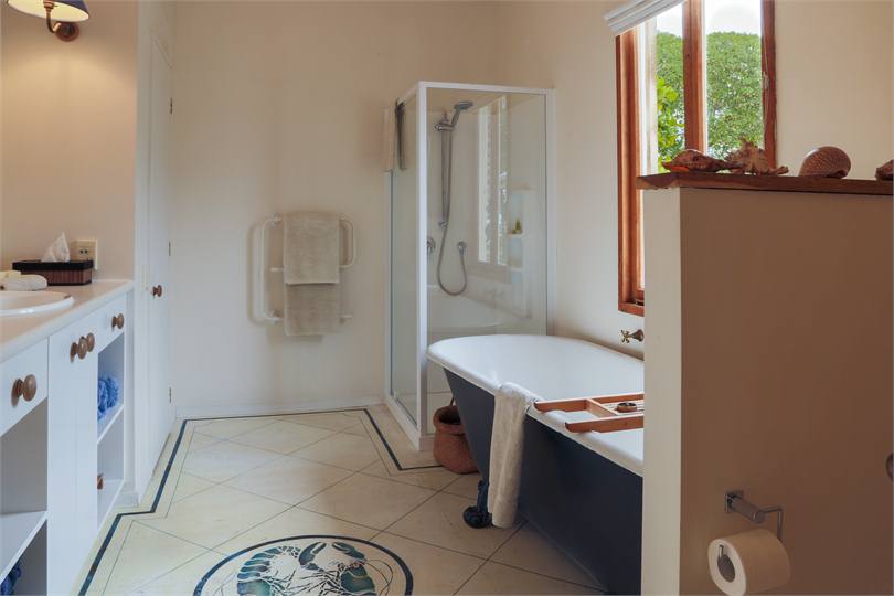 B&B Bathroom 1 - with luxurious vintage bath