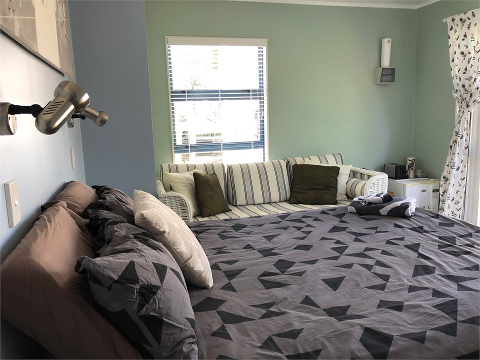 Separate sleep-out has Queen bed, sofa, TV with Fr