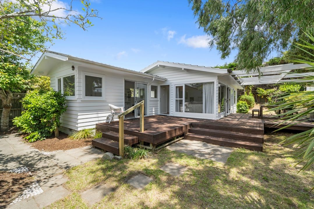 Blue Gate Cottage (Bachcare) Waikanae Beach Holiday Home for rent