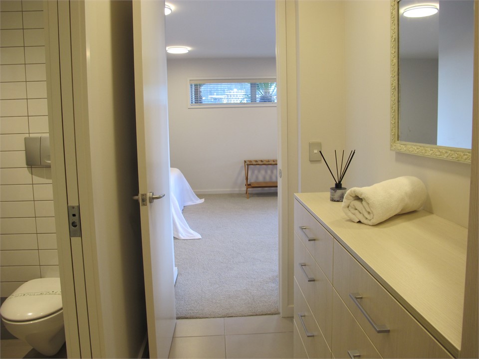 Dressing room/bathroom - Dual entry