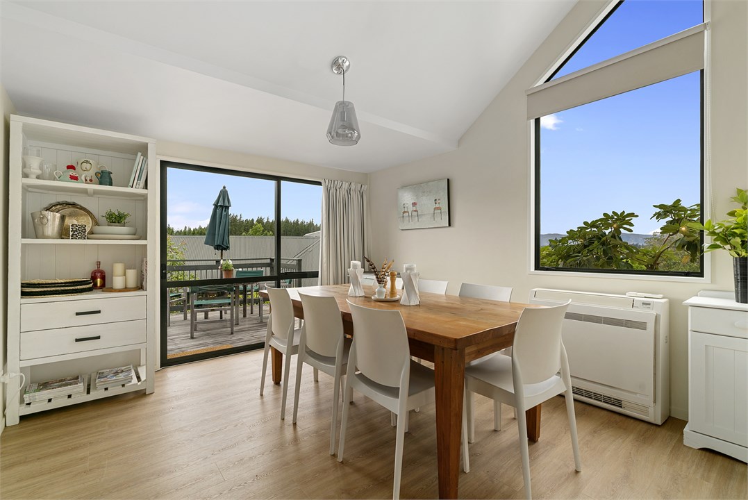 Dining area that seats 8 people