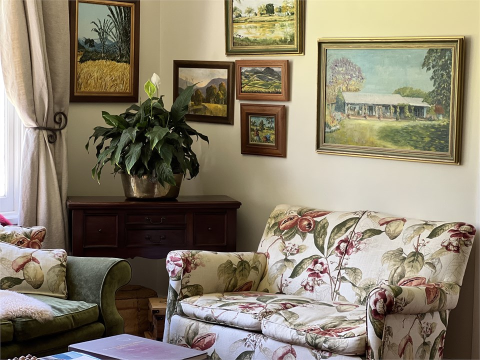 Second sitting room closer view