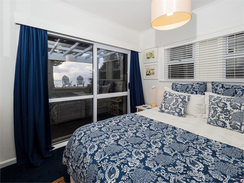 Main bedroom queen bed