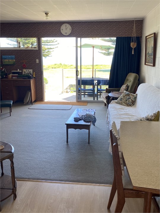 Lounge ranchslider to North deck