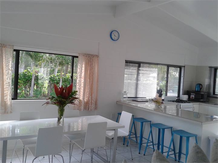 Tina_beachfront_dining_kitchen_155236