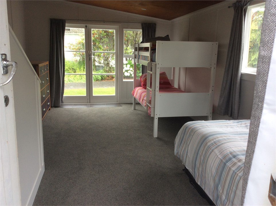 Sleep out / bunk room