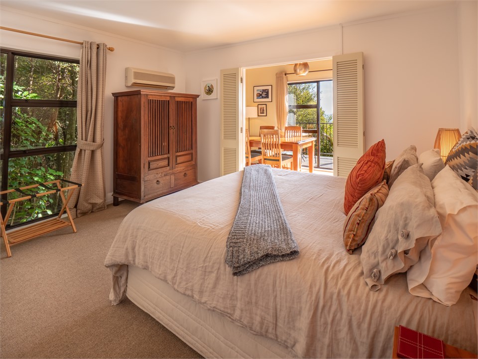 Heatpump/Aircon in main bedroom.