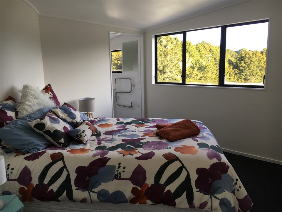 Dble bedroom with a en-suite, you have to go throu