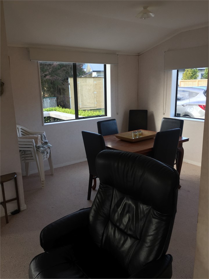 Dining area (table extends)