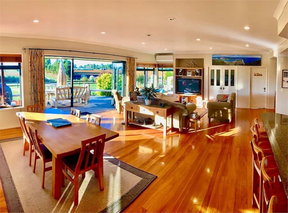 Dining and lounge area