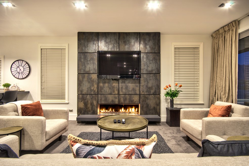 Feature fire in Lounge #1