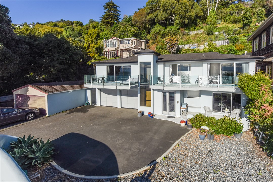 Exterior view / the whole top level is the apartme