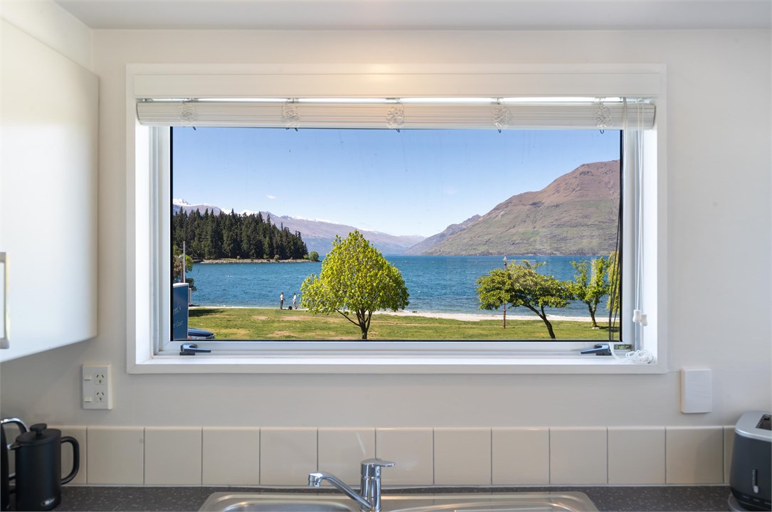 Lakefront Gem | Absolute Waterfront Aura Queenstow