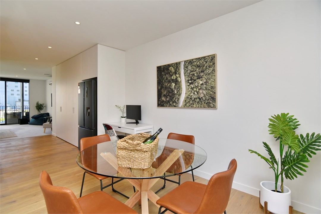 Dining table that seats 4 people