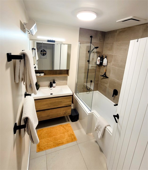 bathtub with shower & vanity