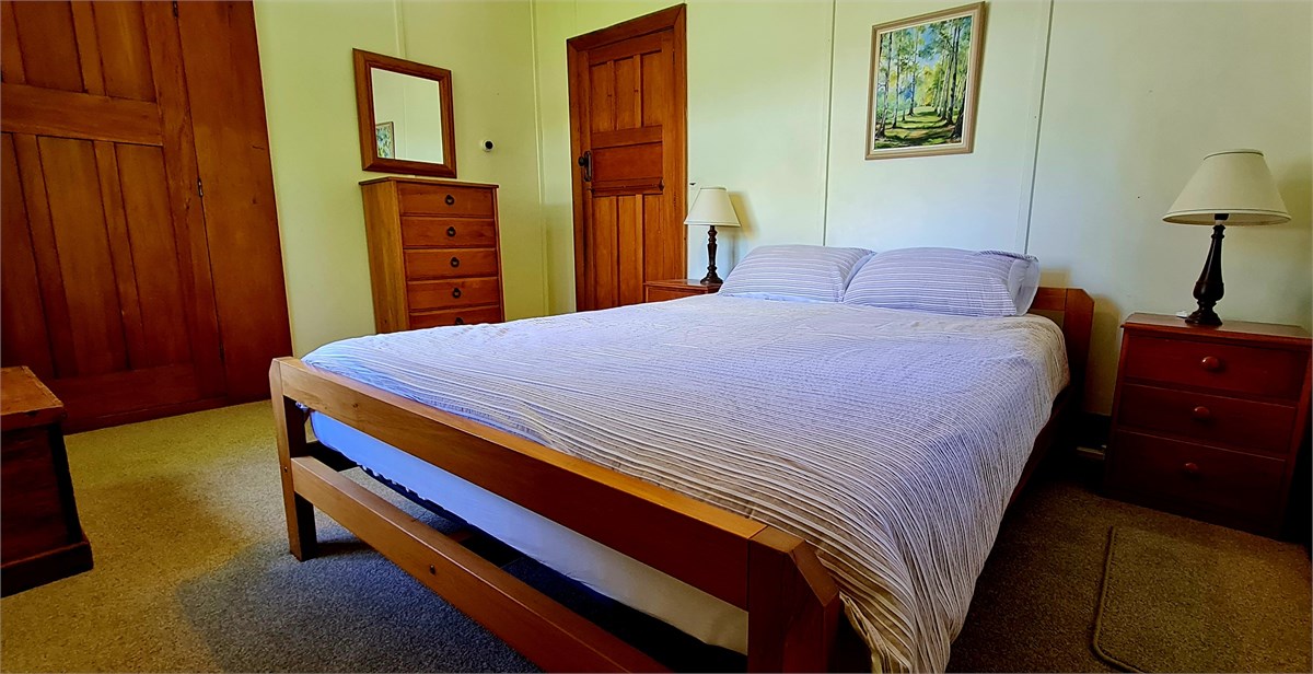 Main bedroom (with wardrobe)