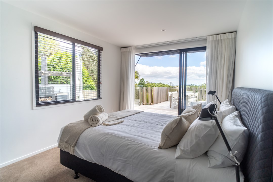 Pool side Bedroom - Queen