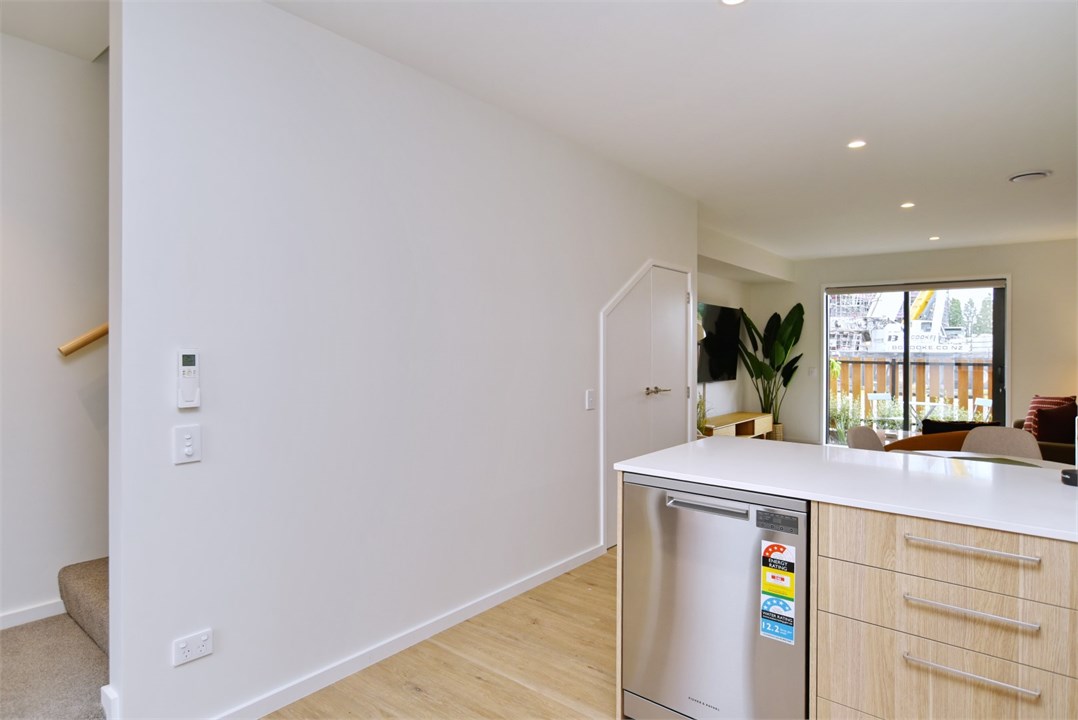 Fully equipped Kitchen area with seats at the benc