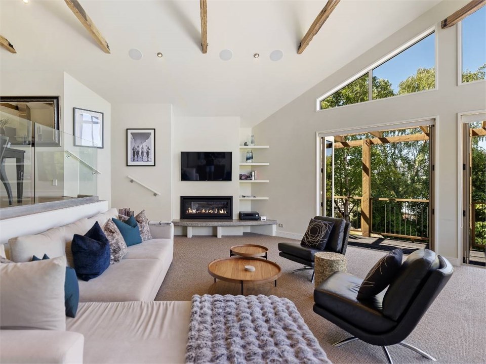 Pinnacle Villa Lounge with Fireplace