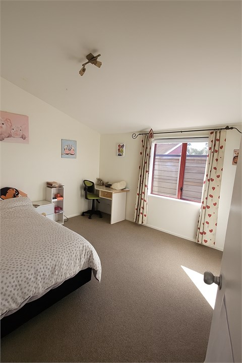 Bedroom with King Single